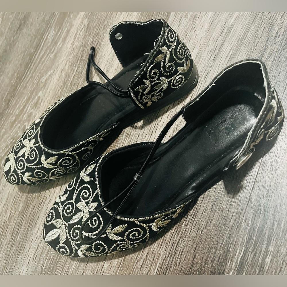 Elegant Black and Gold Embroidered Women's Flats